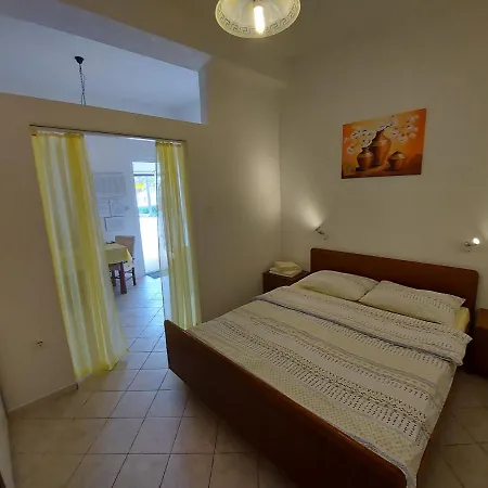 Apartments & Rooms Nensi * Baska (Krk)