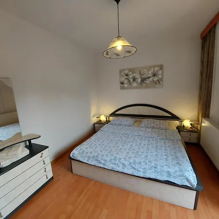 Apartments & Rooms Nensi