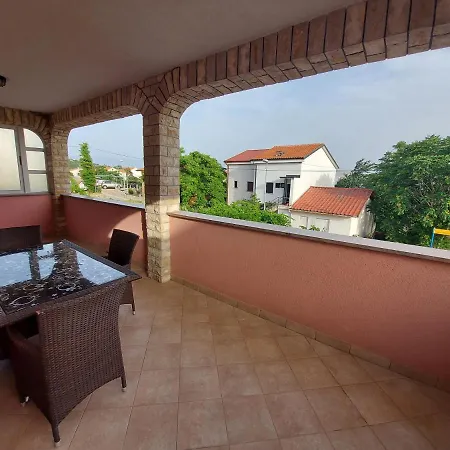 Apartments & Rooms Nensi