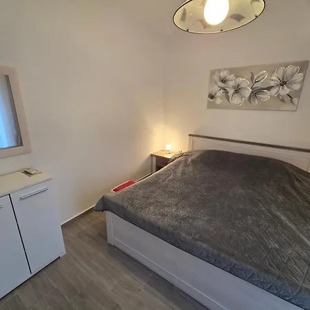 Guest house Apartments & Rooms Nensi
