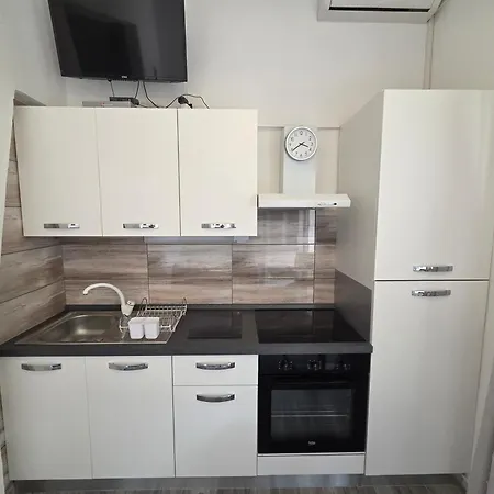 Apartments & Rooms Nensi Guest house *