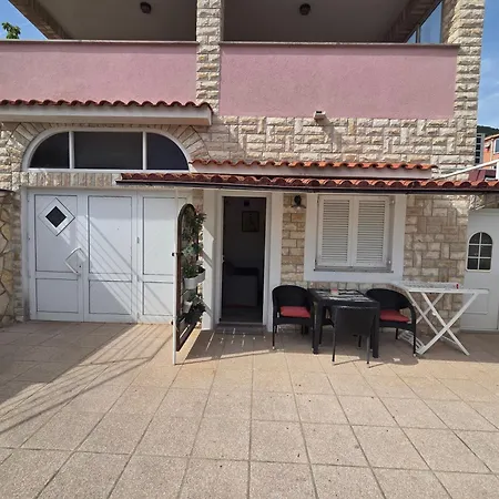 Guest house Apartments & Rooms Nensi *