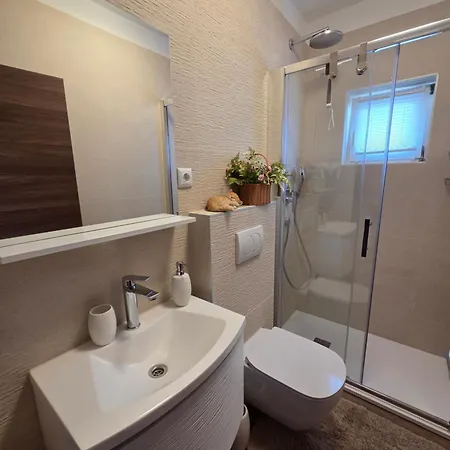 Guest house Apartments & Rooms Nensi