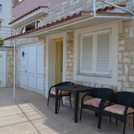 Apartments & Rooms Nensi