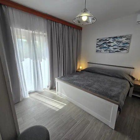 Guest house Apartments & Rooms Nensi 3*