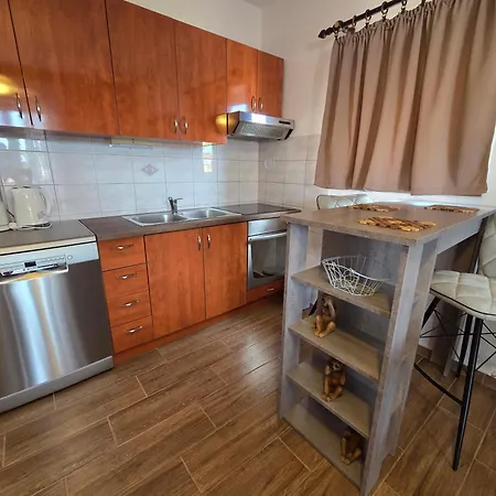 Guest house Apartments & Rooms Nensi 3*