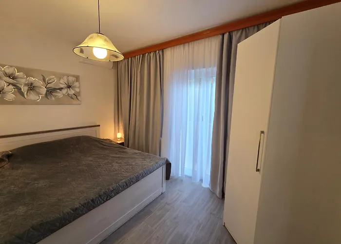 Apartments & Rooms Nensi Gostinjska kuća 3*