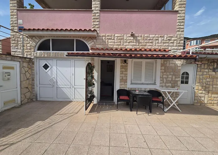 Gostinjska kuća Apartments & Rooms Nensi 3*