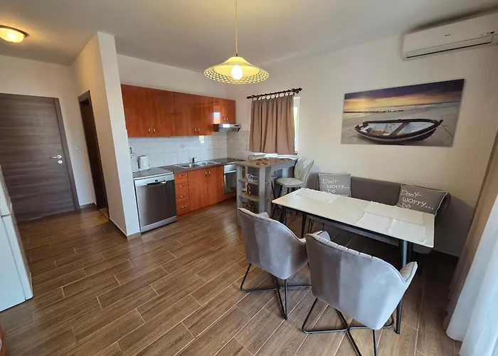 Gostinjska kuća Apartments & Rooms Nensi 3*